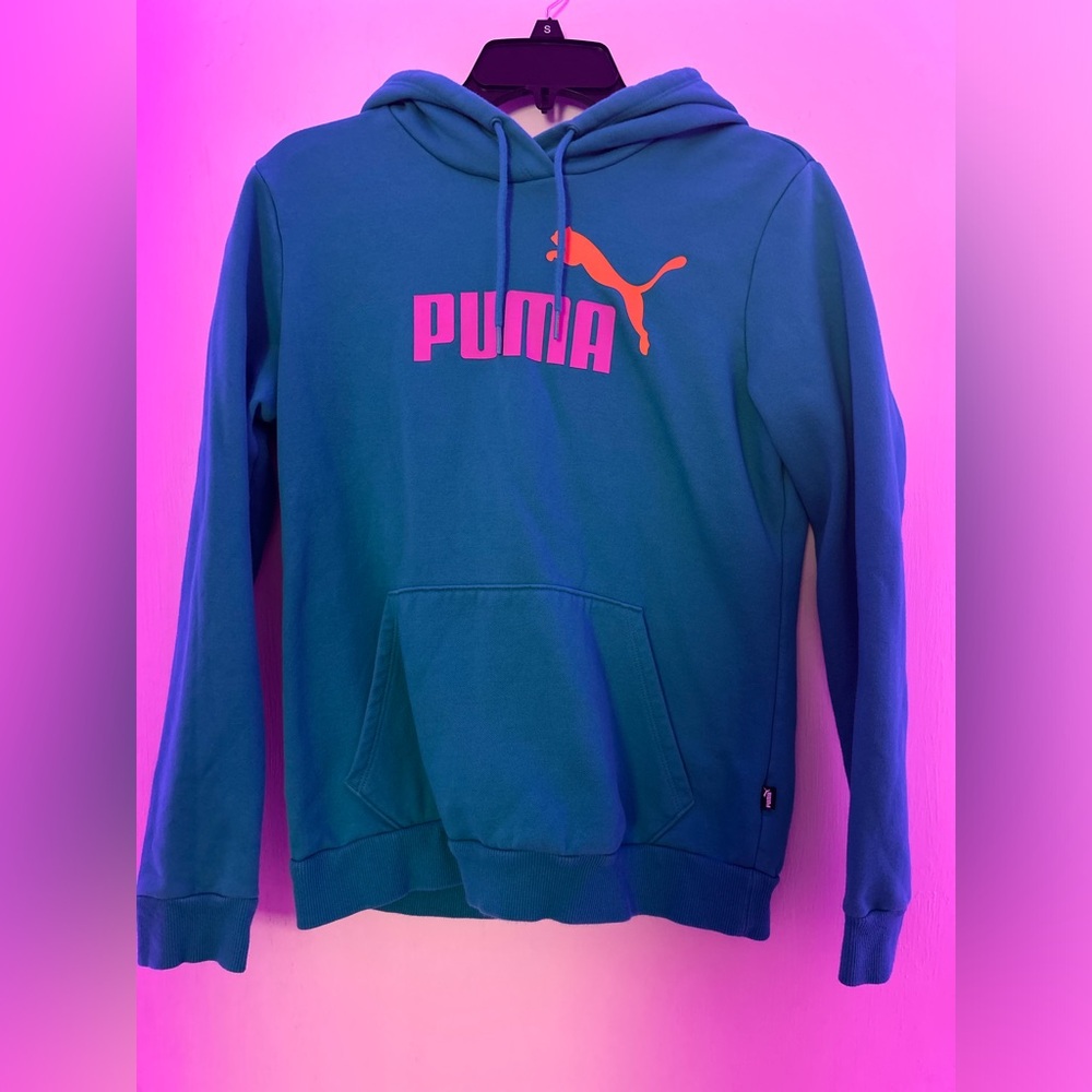 I’m selling a new puma sweatshirt that has never been worn and is a size medium.